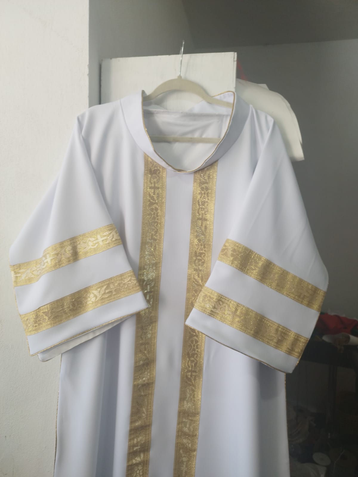 Casulla Dalmática Sacerdotal con galón dorado