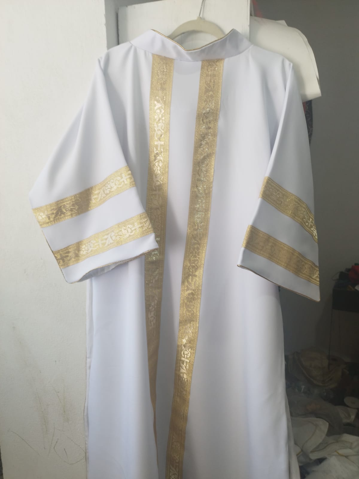 Casulla Dalmática Sacerdotal con galón dorado