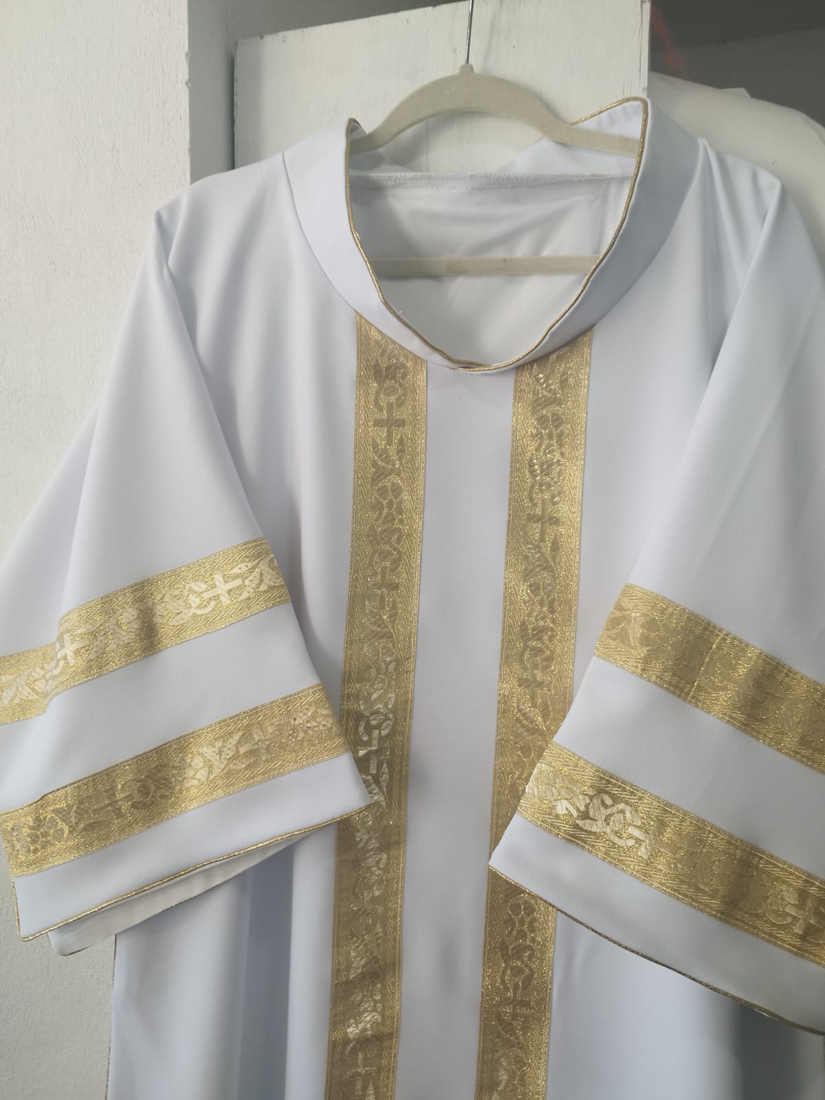 Casulla Dalmática Sacerdotal con galón dorado